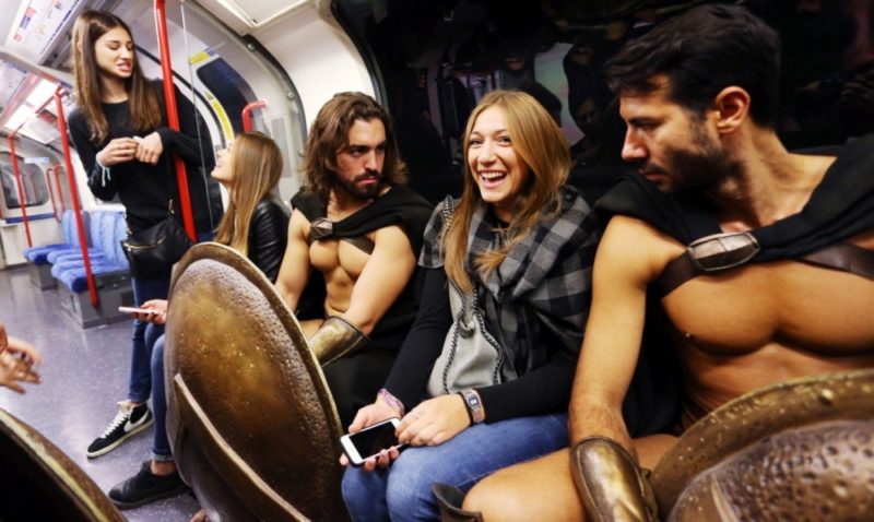 У лондонському метро каталися 300 спартанців, рекламуючи новий фільм (ФОТО)