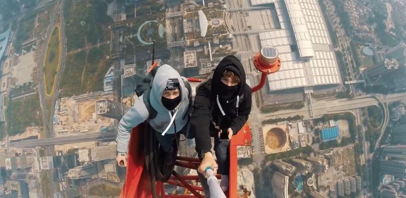 Руфери зняли приголомшливе відео з однієї з найвищих висоток світу (ВІДЕО)