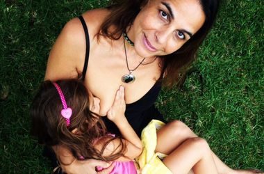 52-річна мешканка Австралії годує 6-річну доньку грудьми (ФОТОФАКТ)