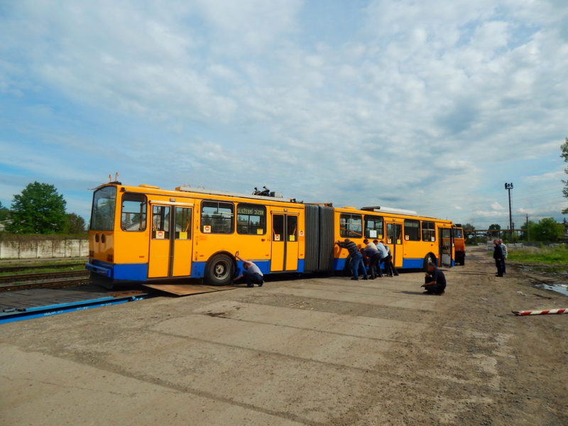 Як розвантажували чеський тролейбус з залізничної платформи у Франківську (ФОТО)