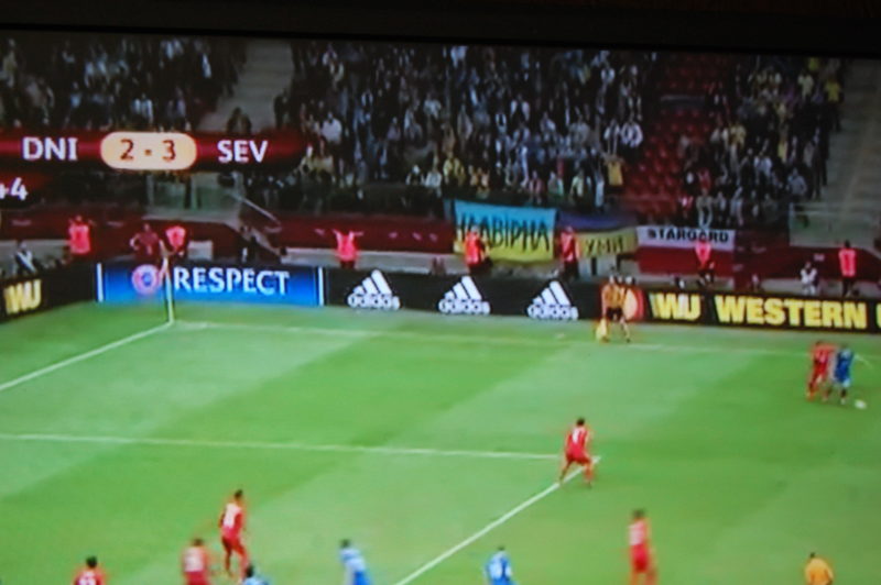 Прапор прикарпатського фаната потрапив в телекамери фіналу Ліги Європи (ФОТОФАКТ)