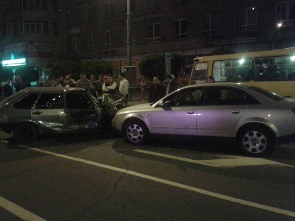 У неділю ввечері в центрі міста зіткнулися два легковики та автобус (ФОТО)