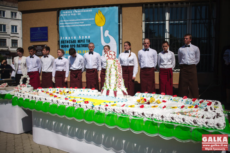 Франківці скуштували 3-метрового святкового торта (ФОТО)