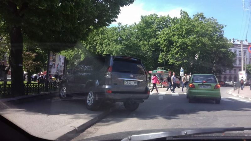 Черговий гуру парковки: водій джипу заблокував тротуар на Лесі України (ФОТО)