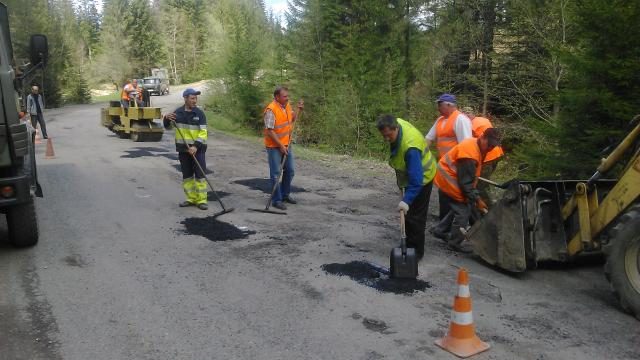 Дорожники Прикарпаття продовжують ямковий ремонт доріг області (ФОТО)