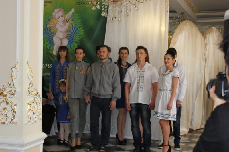 Молоді прикарпатські дизайнери представили модний одяг з мотивами народного мистецтва (ФОТО)