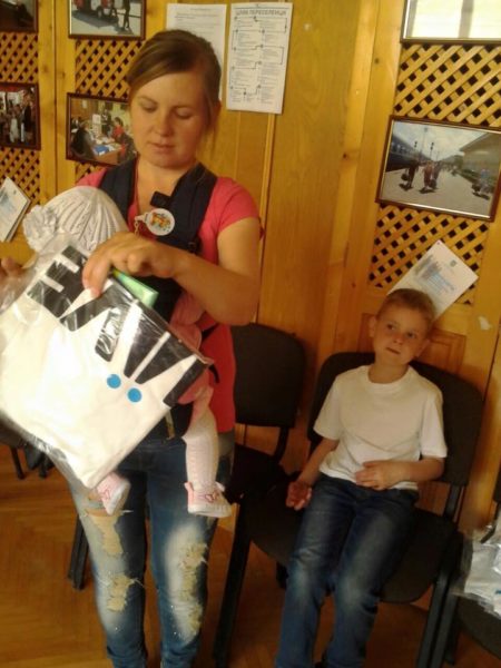 Радість та подяка: волонтерка показала фотографії переселенців, які отримують допомогу у Франківську (ФОТО)