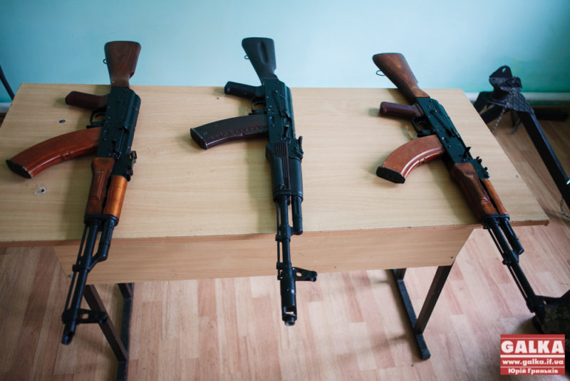 Іванофранківці здали міліції три гладкоствольні рушниці та газовий револьвер