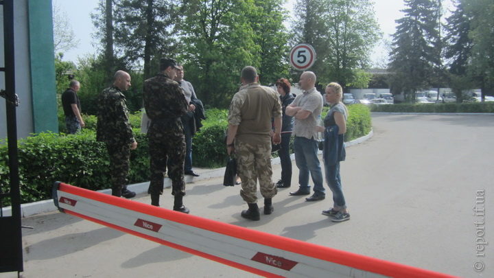 Військові, міліція та активісти прийшли на місцеву фірму, аби вручити повістки (ФОТО)