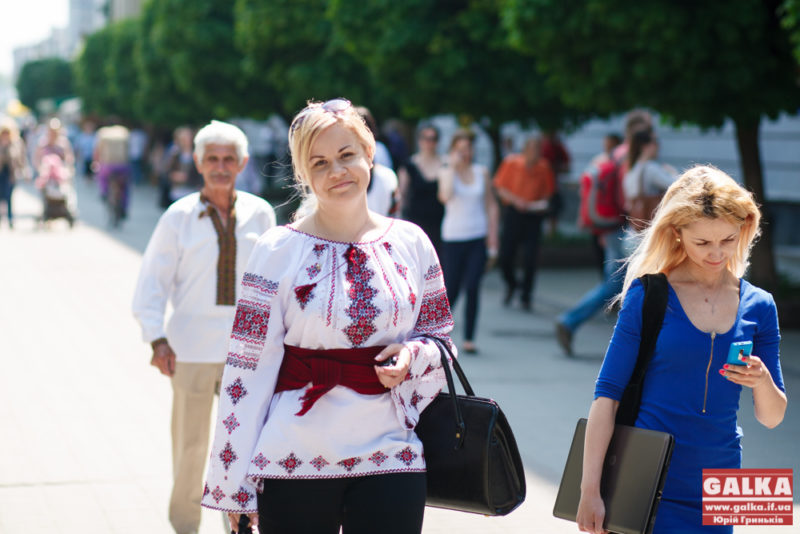 У найголовніше свято України франківці у вишиванках їздитимуть безкоштовно у громадському транспорті