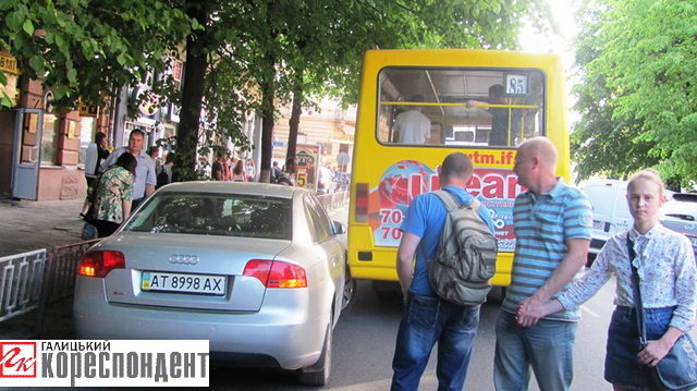 Вулиця Січових Стрільців заблокована: зіткнулися автобус та легковик (ФОТО)