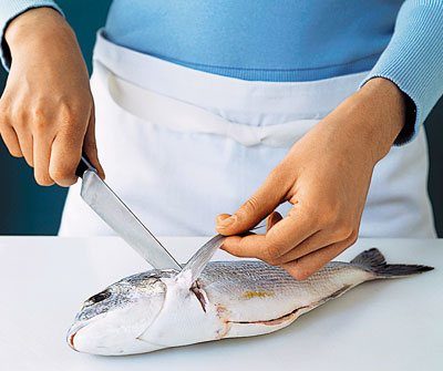 “Галка” рекомендує: як почистити рибу в квартирі і не забруднити кухню лускою (ВІДЕО)