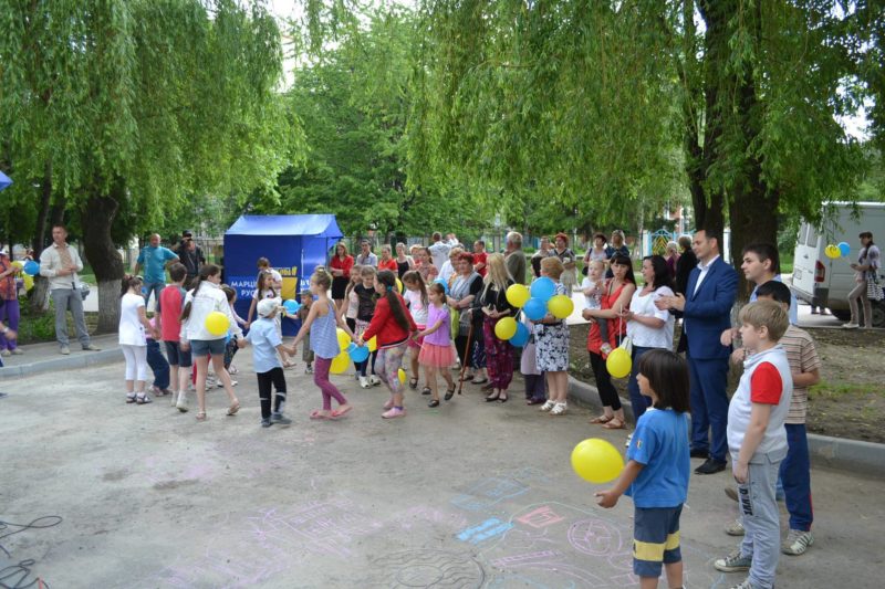 Мешканці Франківська влаштовують святкування в честь оновлених дворів (ФОТО)