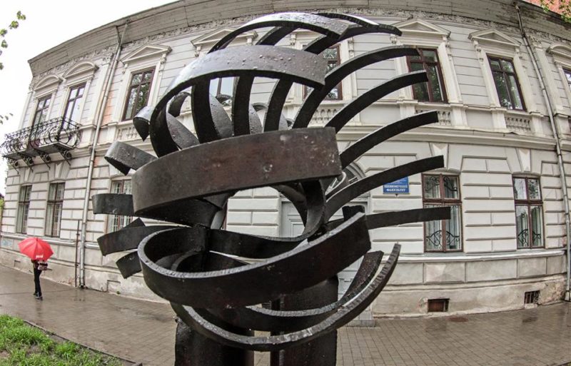 Вулицю Шевченка прикрасили кованими скульптурами (ФОТО)
