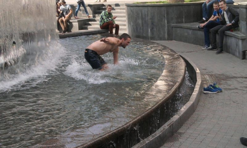 У центральному фонтані Франківська дивний юнак відкрив купальний сезон (ФОТО)