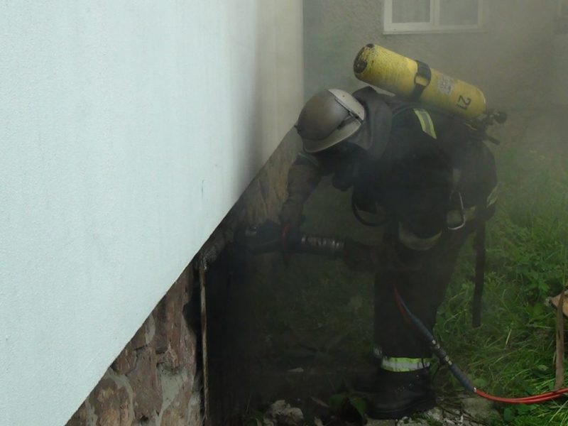 У мережі з’явилося відео порятунку пенсіонерки з пожежі на Целевича (ВІДЕО)