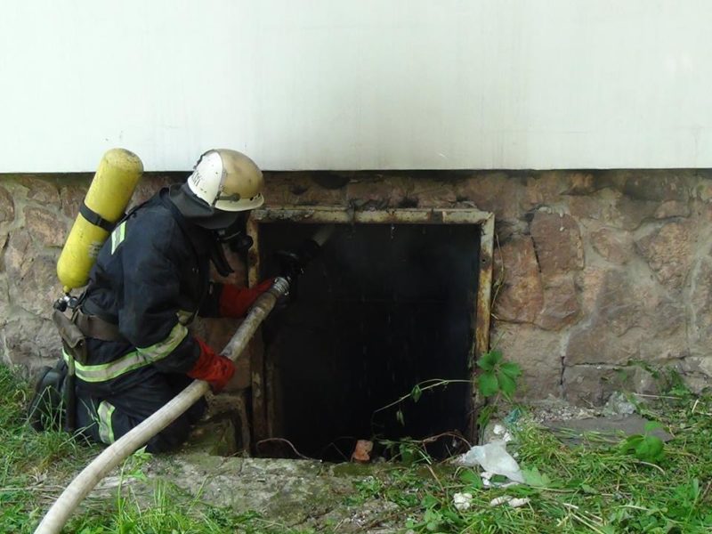 Вогнеборці ліквідували пожежу у франківському підвалі та врятували літню жінку (ФОТО)