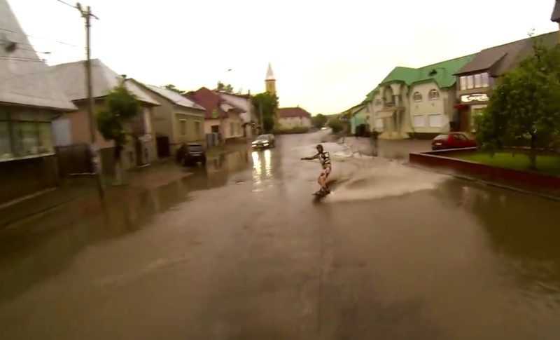 Закарпатський екстримал влаштував катання на вейкборді по затоплених вулицях міста (ВІДЕО)
