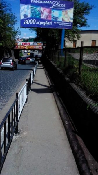 У Франківську невдало відгородили тротуар від дороги – розминутися з дитячою коляскою тепер неможливо (ФОТОФАКТ)