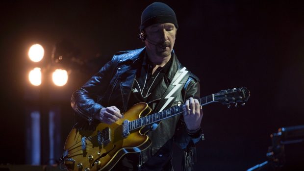 Гітарист групи U2 впав зі сцени під час концерту (ВІДЕО)