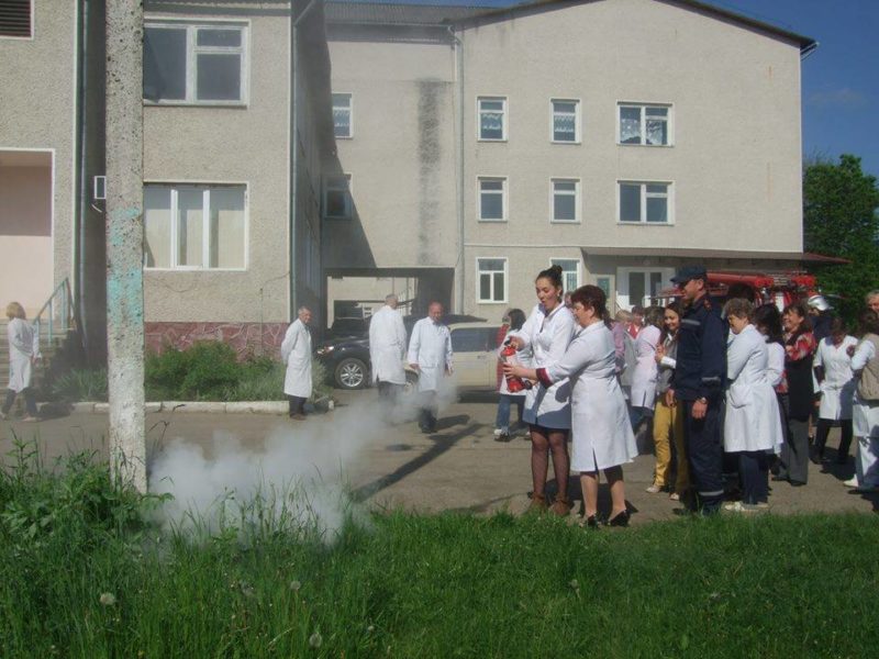 Прикарпатські лікарі вчилися гасити пожежу (ФОТО)