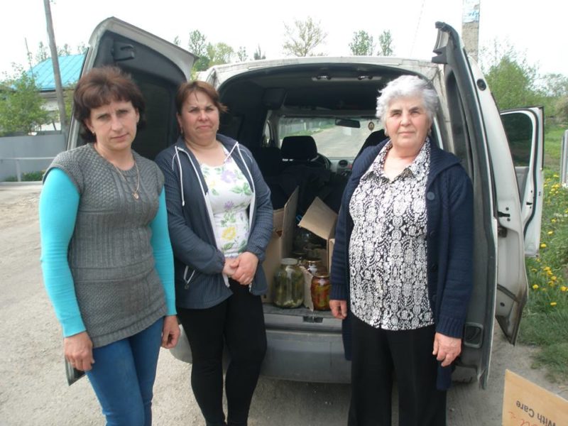 Допомога не стихає: волонтери прикарпатського села передали в АТО закрутки (ФОТО)