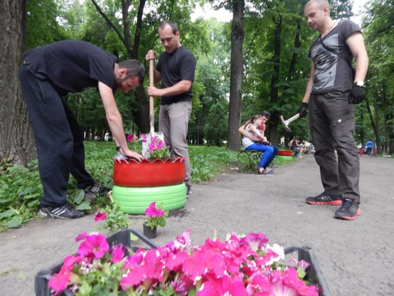 У Піонерському парку в Івано-Франківську активісти висадили клумби з колісних шин (ФОТОФАКТ)