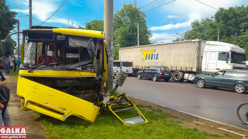 На Пасічній масштабне ДТП вантажівки та автобуса – є травмовані (ФОТО, оновлено)