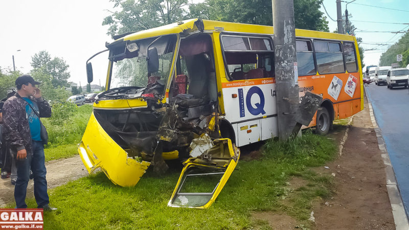 З’явилося відео з місця аварії франківської маршутки – автобус зіткнувся зі стовпом