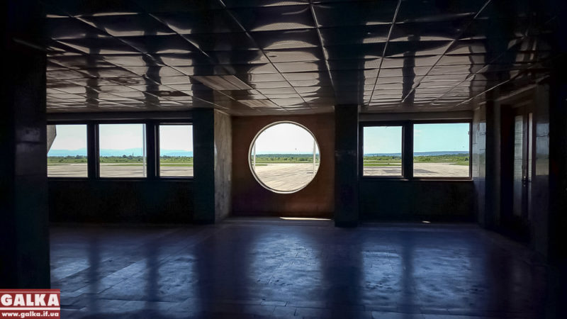 Івано-Франківський аеропорт вражає пустими приміщеннями (ФОТО)