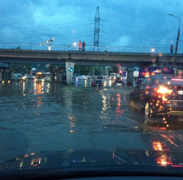 У Москві через шалену зливу “плавали” авто і підтопило метро (ФОТО)
