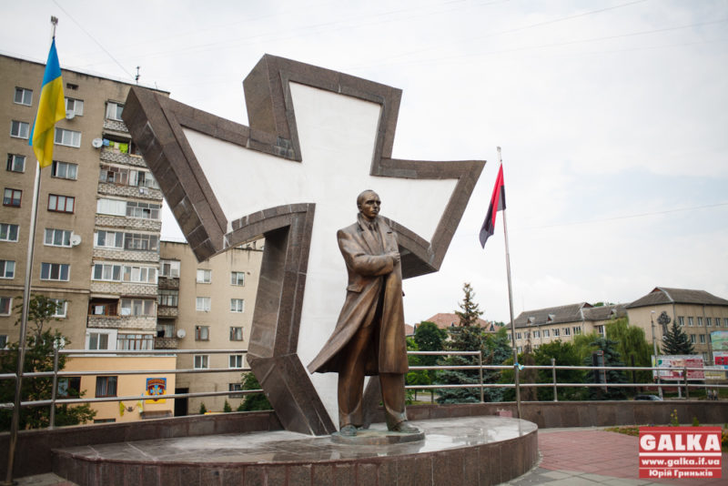 У Снятині встановлюють пам’ятник Степану Бандері (ФОТОФАКТ)