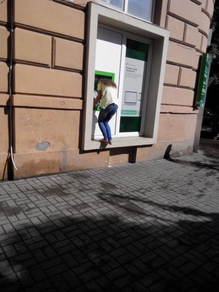 Депутат міськради глумиться над невдало розташованим банкоматом у центрі Франківська (ФОТОФАКТ)