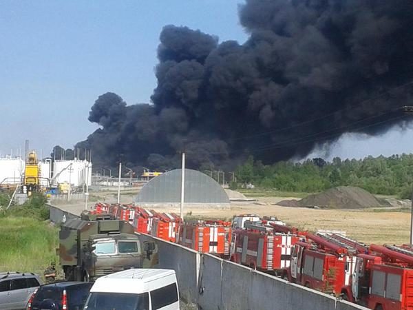 Безпілотник зняв на відео масштабну пожежу на нафтобазі під Києвом (ВІДЕО)