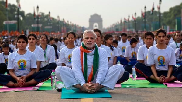 Масова йога-практика до першого Дня йоги в Нью-Делі (ВІДЕО)