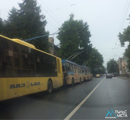 Поблизу вокзалу ДТП, десятки тролейбусів зупинилися (ФОТО)