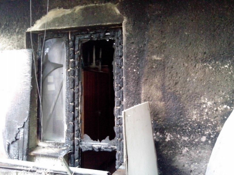 В багатоповерхівці невідомі спалили свіжопоставлені за програмою “Теплий дім” пластикові вікна (ФОТО)