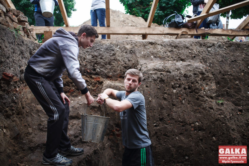 Відчуй себе археологом: долучитися до розкопок муру Палацу Потоцьких може кожен бажаючий