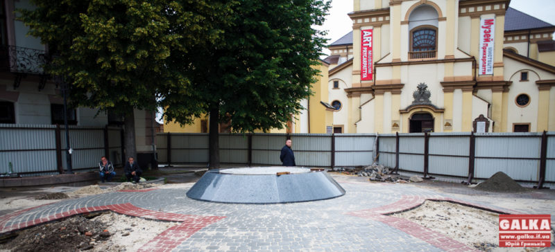 На майдані Шептицького зробили постамент для пам’ятника митрополита (ФОТОФАКТ)