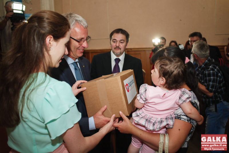 Двадцять сімей переселенців у Франківську отримали гуманітарну допомогу від Угорщини (ФОТО)