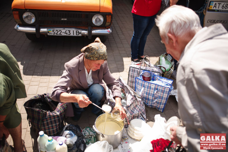 Стихійні торговці, ринкові продавці та влада намагались знайти шляхи вирішення вуличної торгівлі в Коломиї (ВІДЕО)