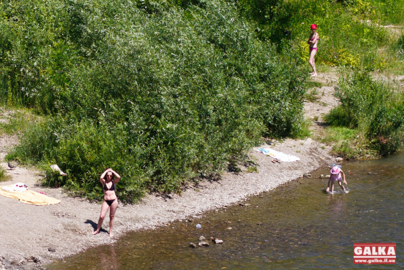 В Прикарпатському озері діти порізали ноги битим склом