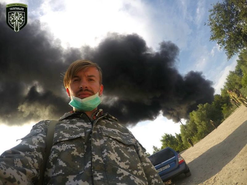 Доброволець з Франківська Михайло Адамчак надає медичну допомогу на місці пожежі нафтобази під Києвом (ФОТОФАКТ)