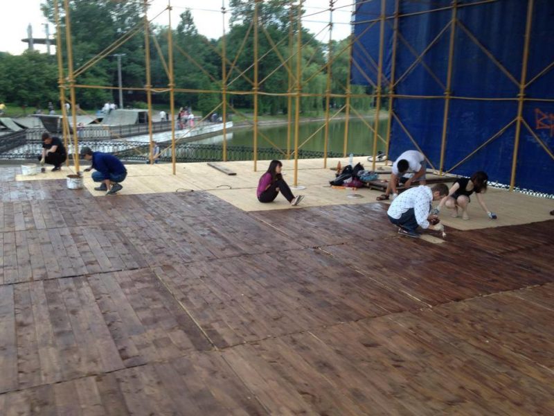 Волонтери завершили облаштування сцени на міському озері та в парку (ФОТО)
