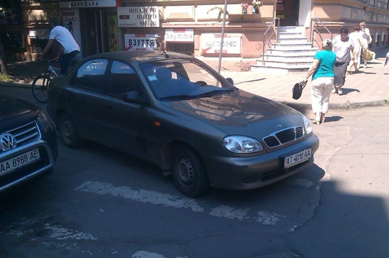 Франківські водії не перестають “вражати” вмінням паркуватись: авторагуль дня (ФОТО)