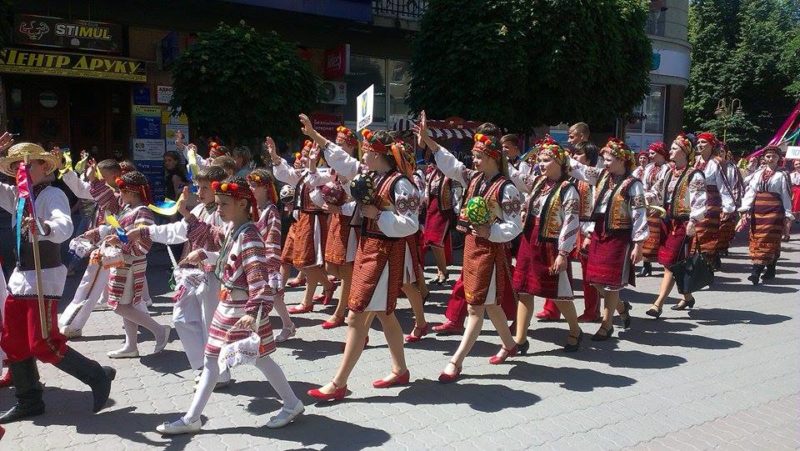 Сотні танцюристів водили хороводи в центрі Франківська (ФОТО)