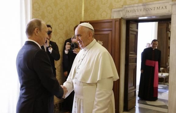 Папа Римський подарував Путіну медаль “Ангел миру”