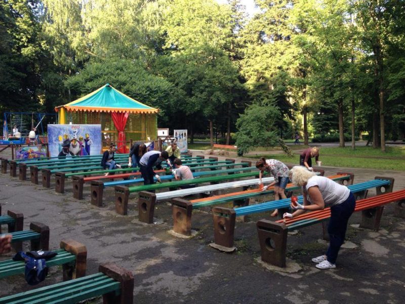 Волонтери розфарбували лавки у міському парку (ФОТО)