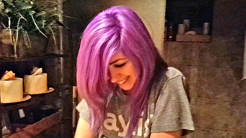 Дівчина змінює колір волосся за кілька секунд – фантастична оптична ілюзія (ВІДЕО)