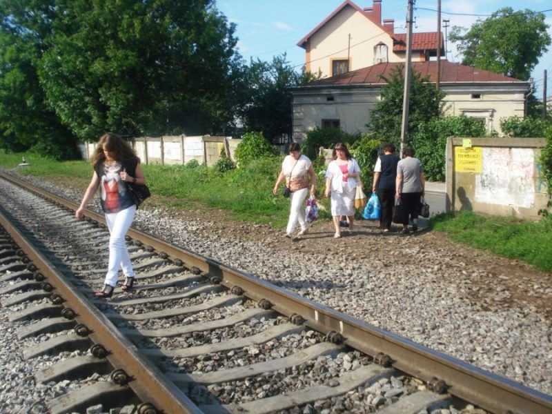 Активісти запропонували облаштувати пішохідний перехід через проблемну ділянку залізничної колії (ФОТО+ВІДЕО)